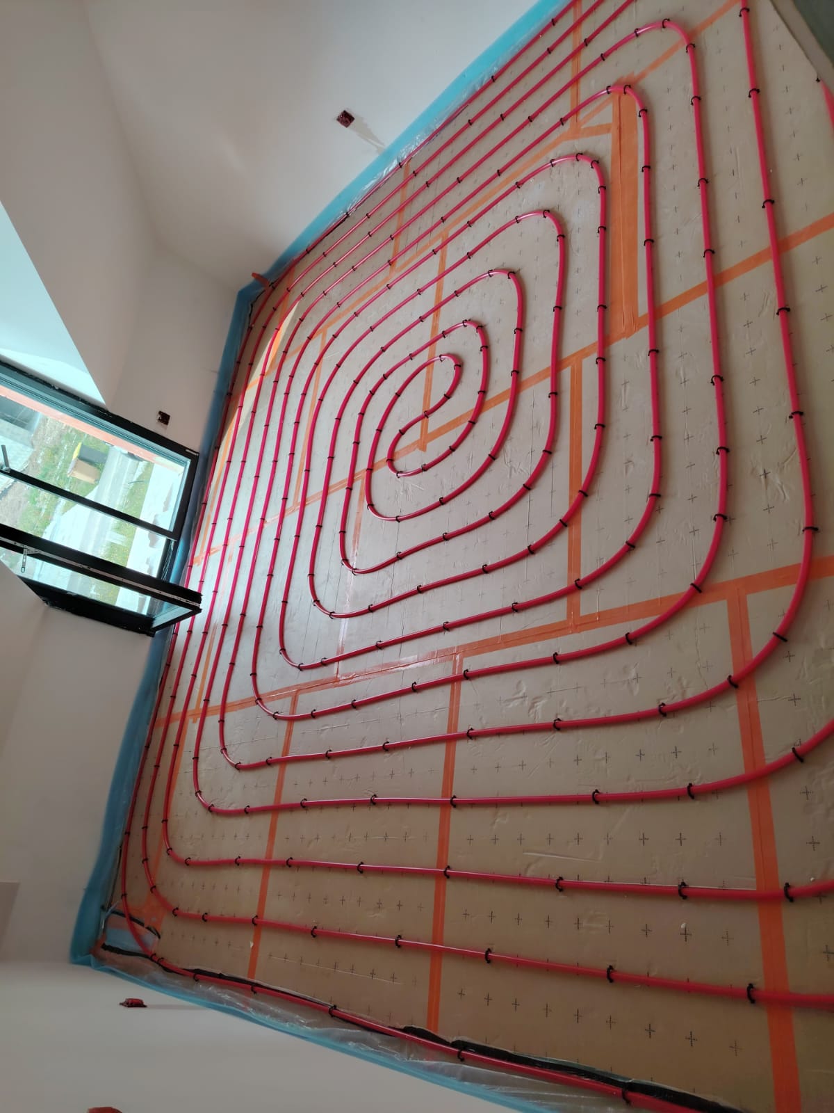 Plancher chauffant mural — boucles PER en escargot