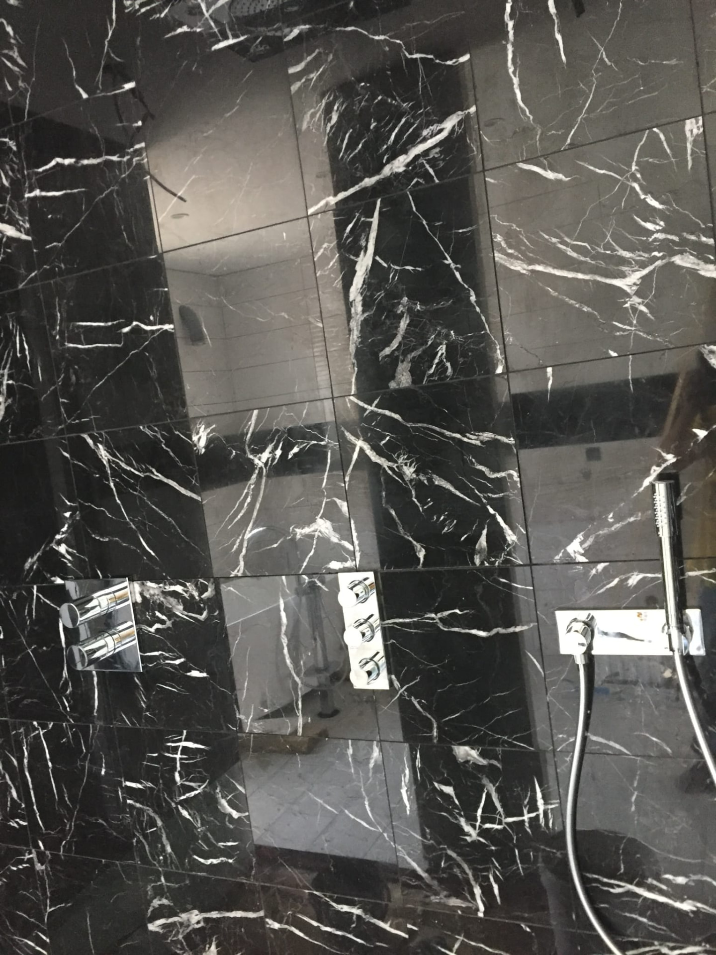 Douche marbre noir — mitigeur thermostatique encastré et douchette murale