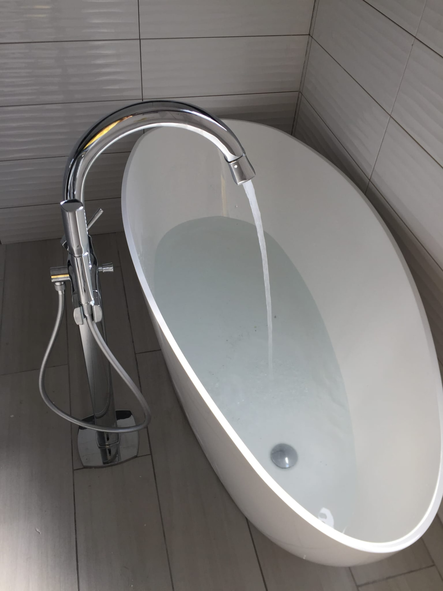 Baignoire îlot ovale — mitigeur sur pied et douchette