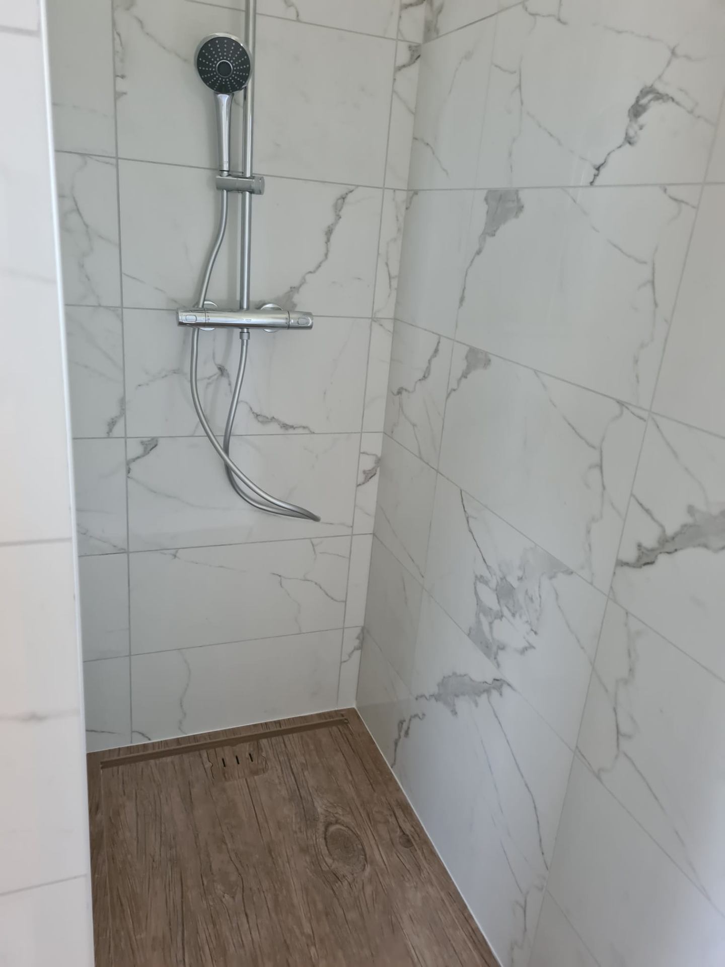 Douche à l'italienne — faïence marbre Calacatta et receveur bois
