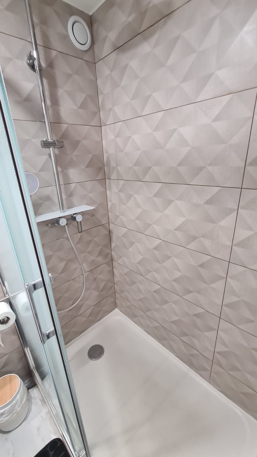 Douche à l'italienne — faïence relief et colonne thermostatique