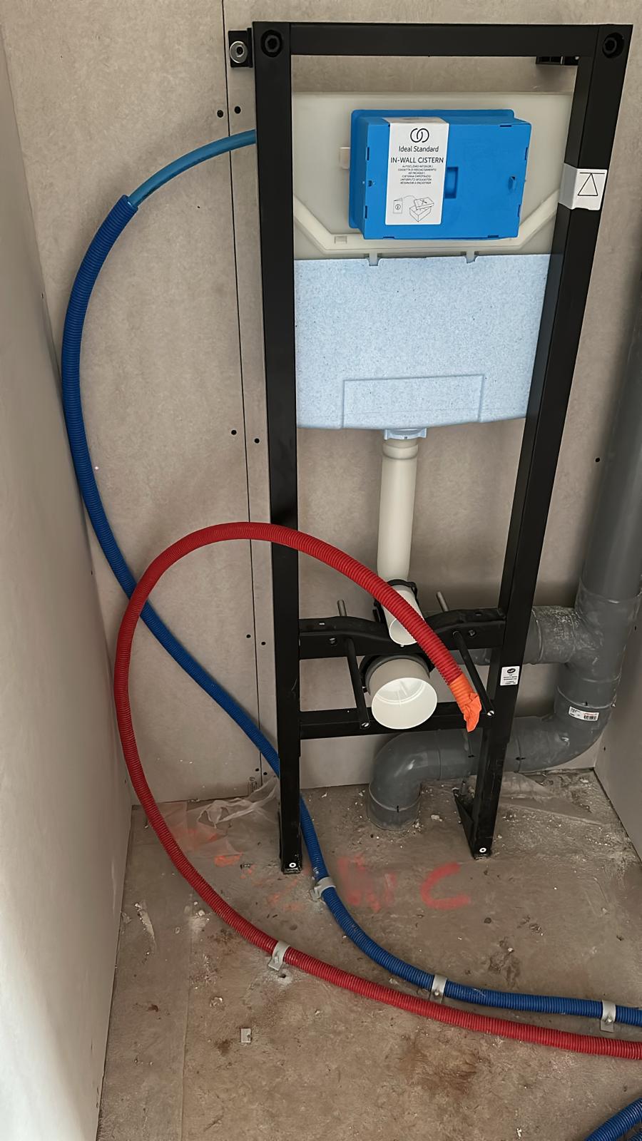 Bâti-support WC suspendu Ideal Standard — arrivées PER et évacuation