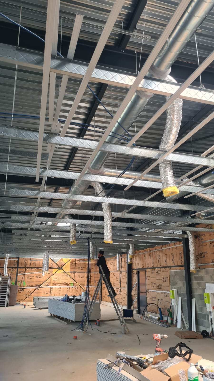Réseau aéraulique gainable — bâtiment commercial neuf