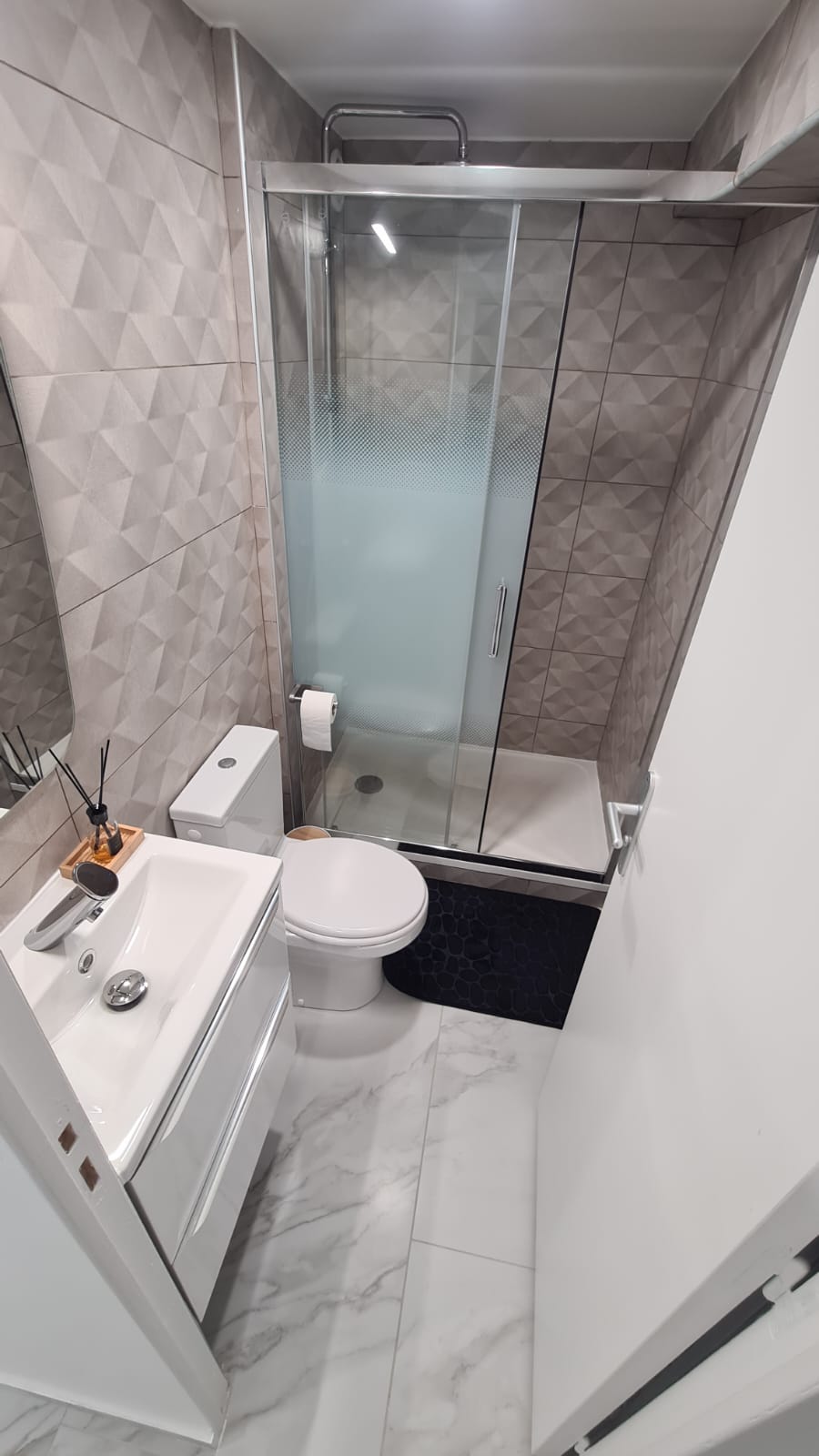 Salle de bain complète — douche, WC et meuble vasque