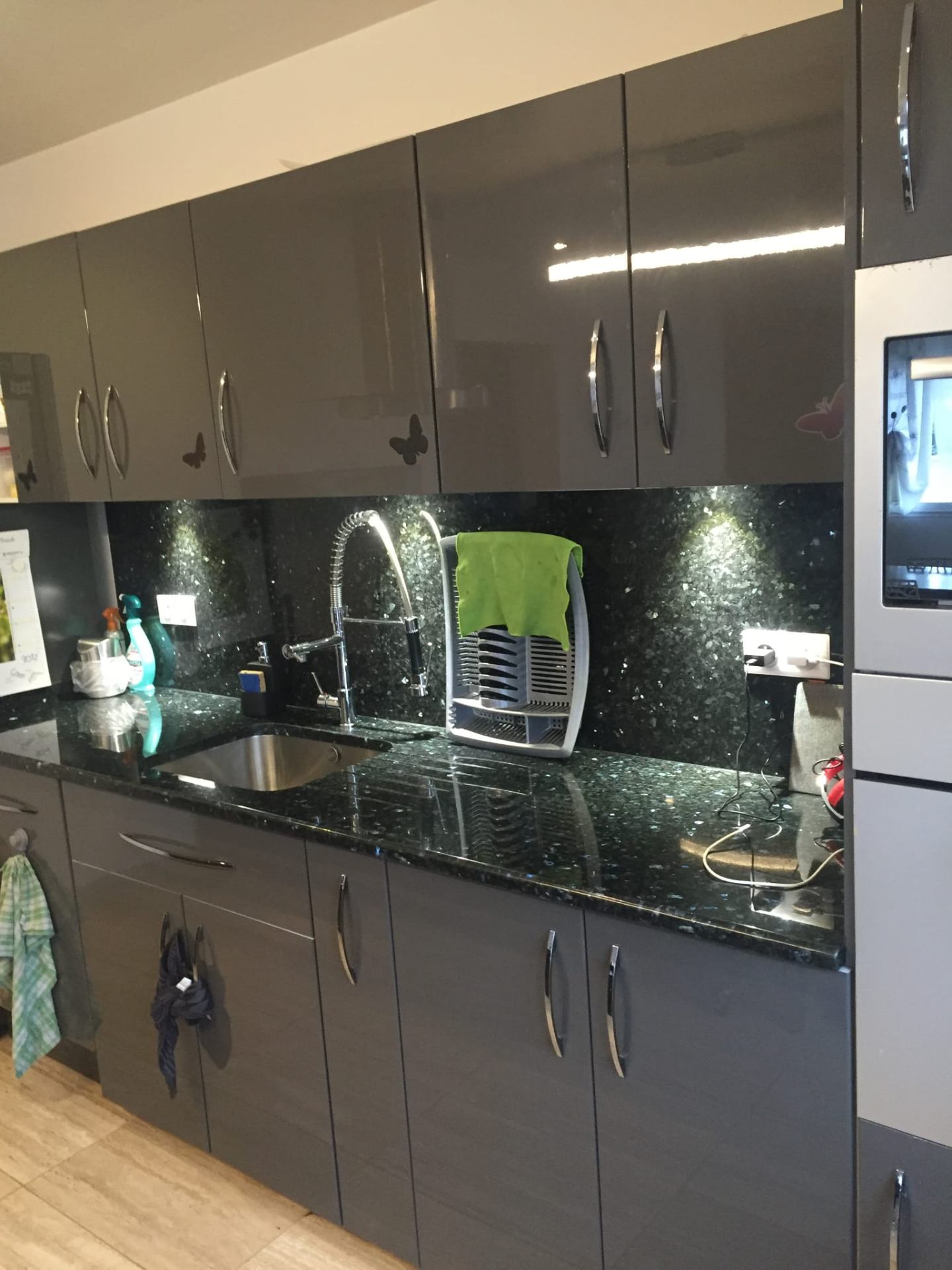 Cuisine équipée — plan granit Emerald Pearl et robinetterie professionnelle