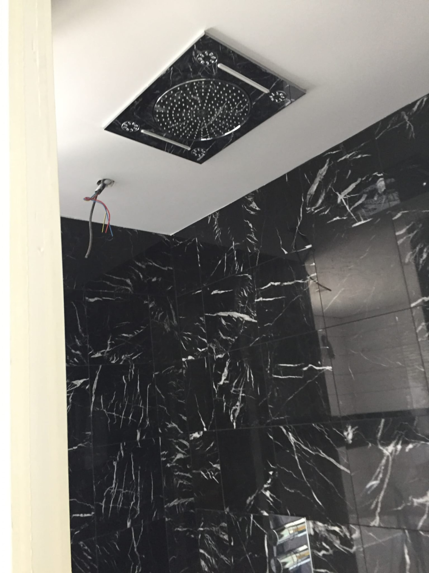 Douche à l'italienne — ciel de pluie encastré au plafond et marbre noir Marquina