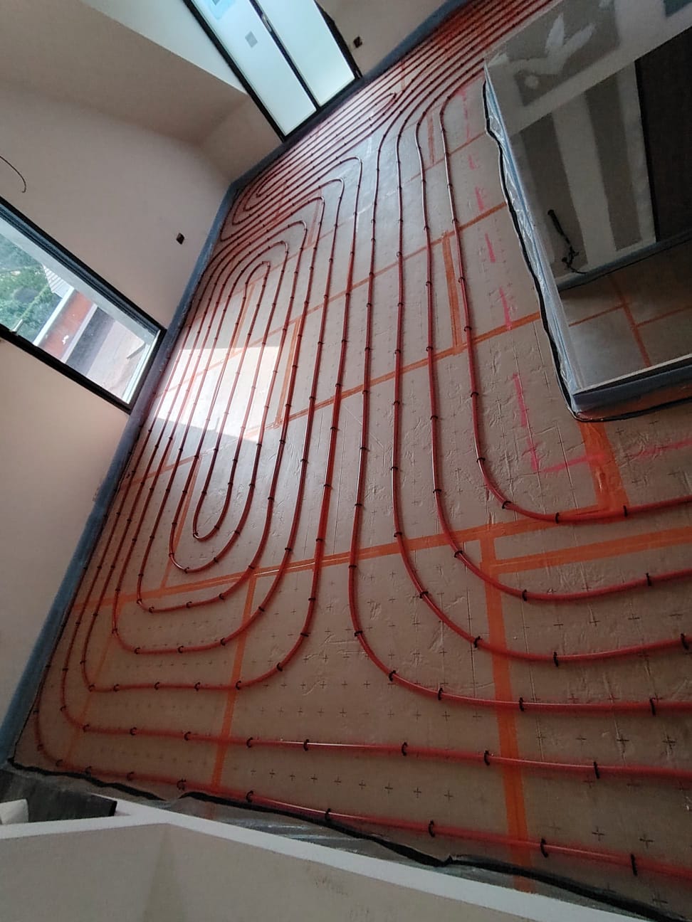 Plancher chauffant grande pièce — pose terminée avant chape