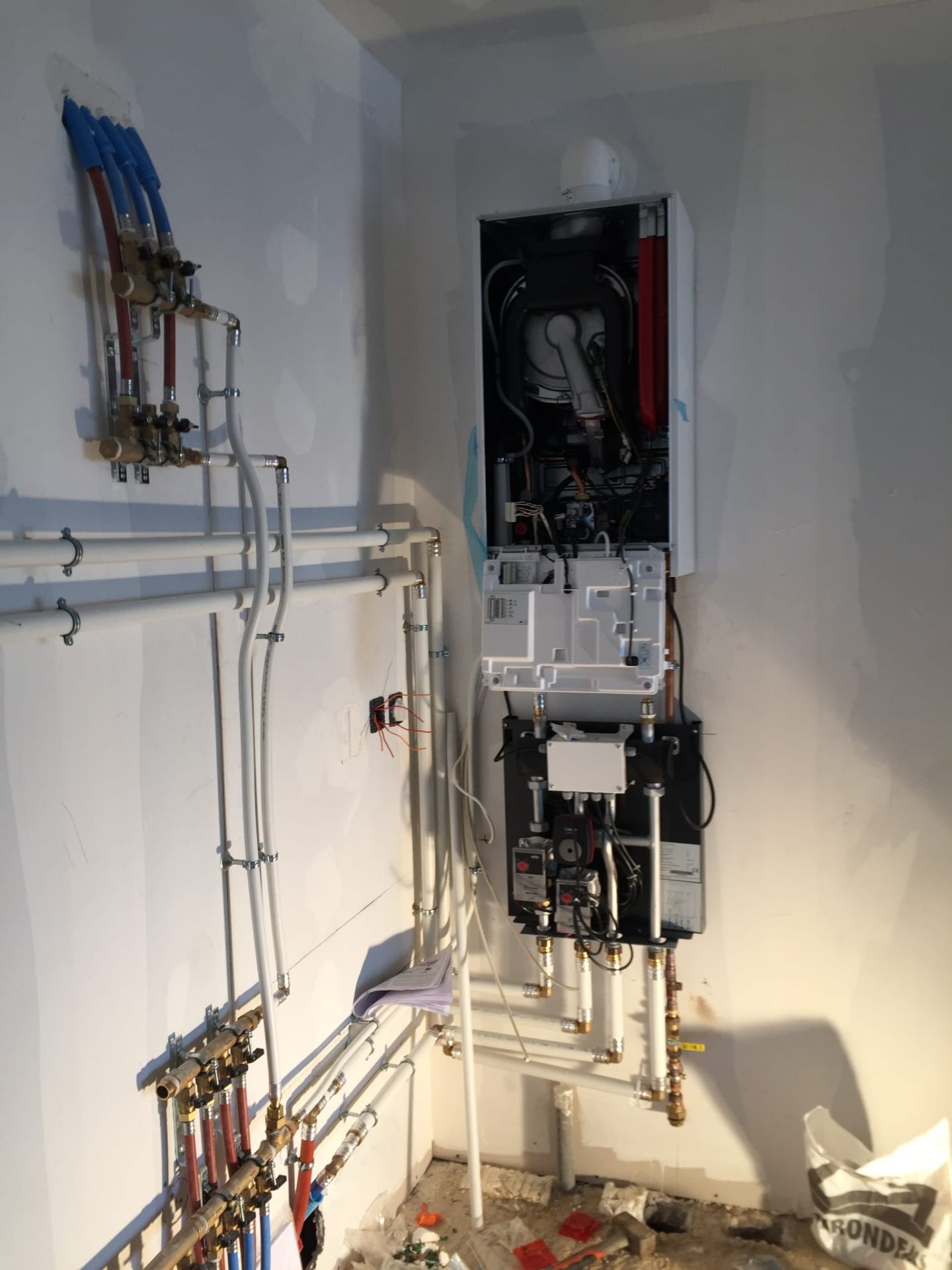 Chaudière gaz murale à condensation — raccordement hydraulique et distribution multi-circuits