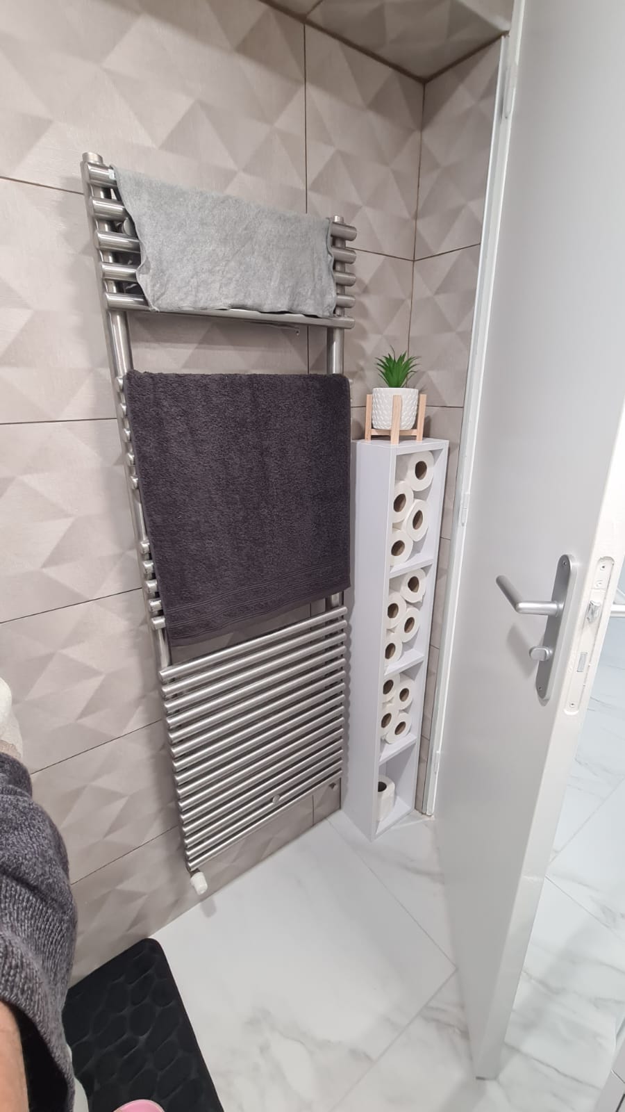 Sèche-serviettes inox et rangement papier — salle d'eau