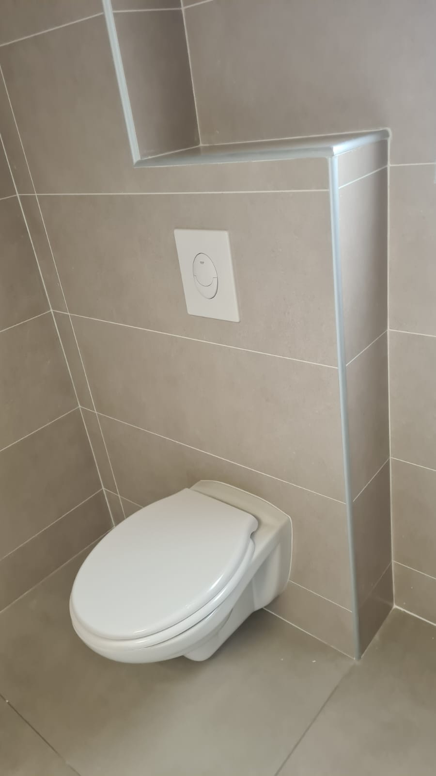 WC suspendu Grohe — pose et habillage carrelage