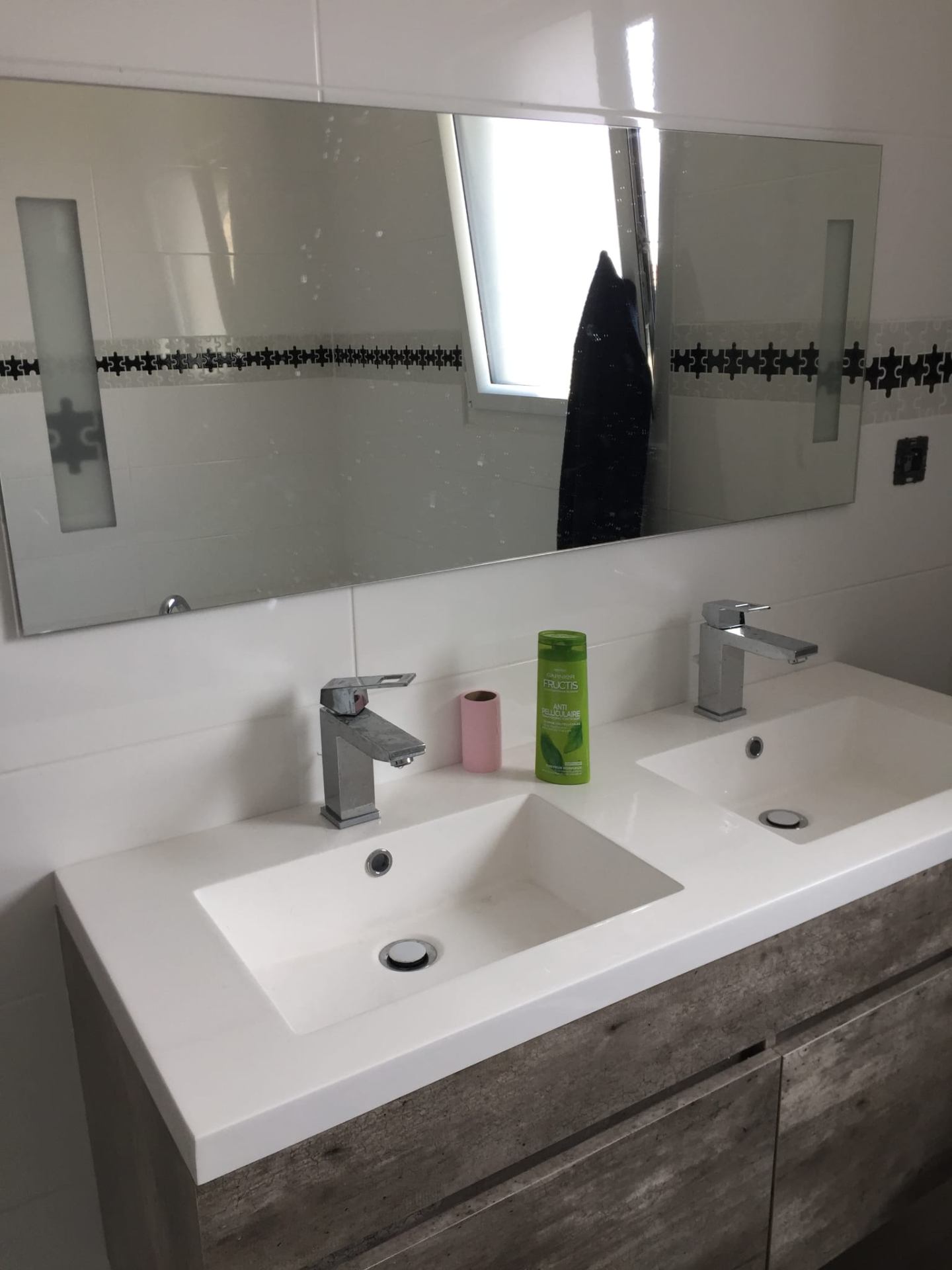 Salle de bain — double vasque céramique sur meuble suspendu bois et miroir bandeau