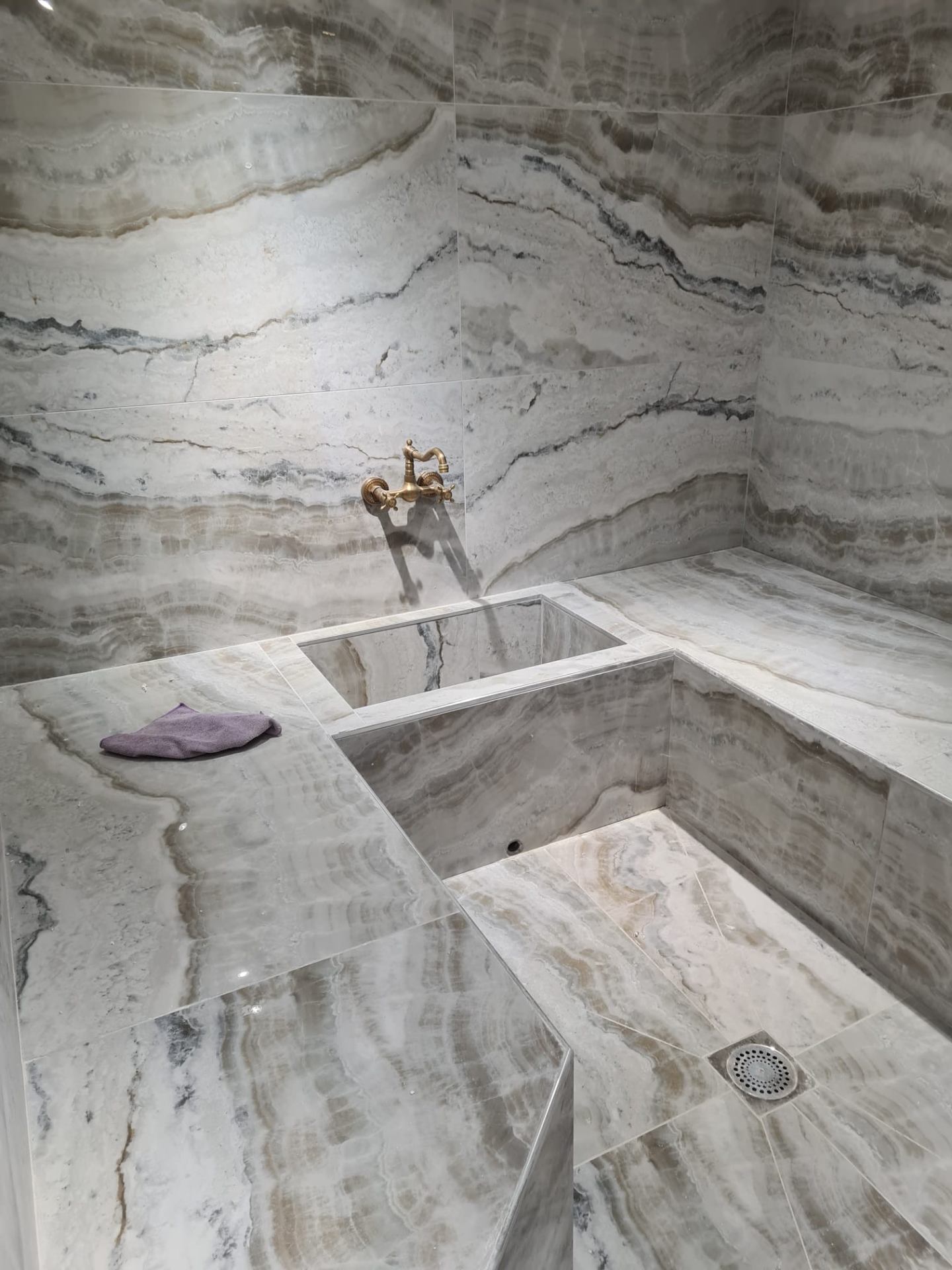 Hammam sur mesure — parement onyx et vasque intégrée