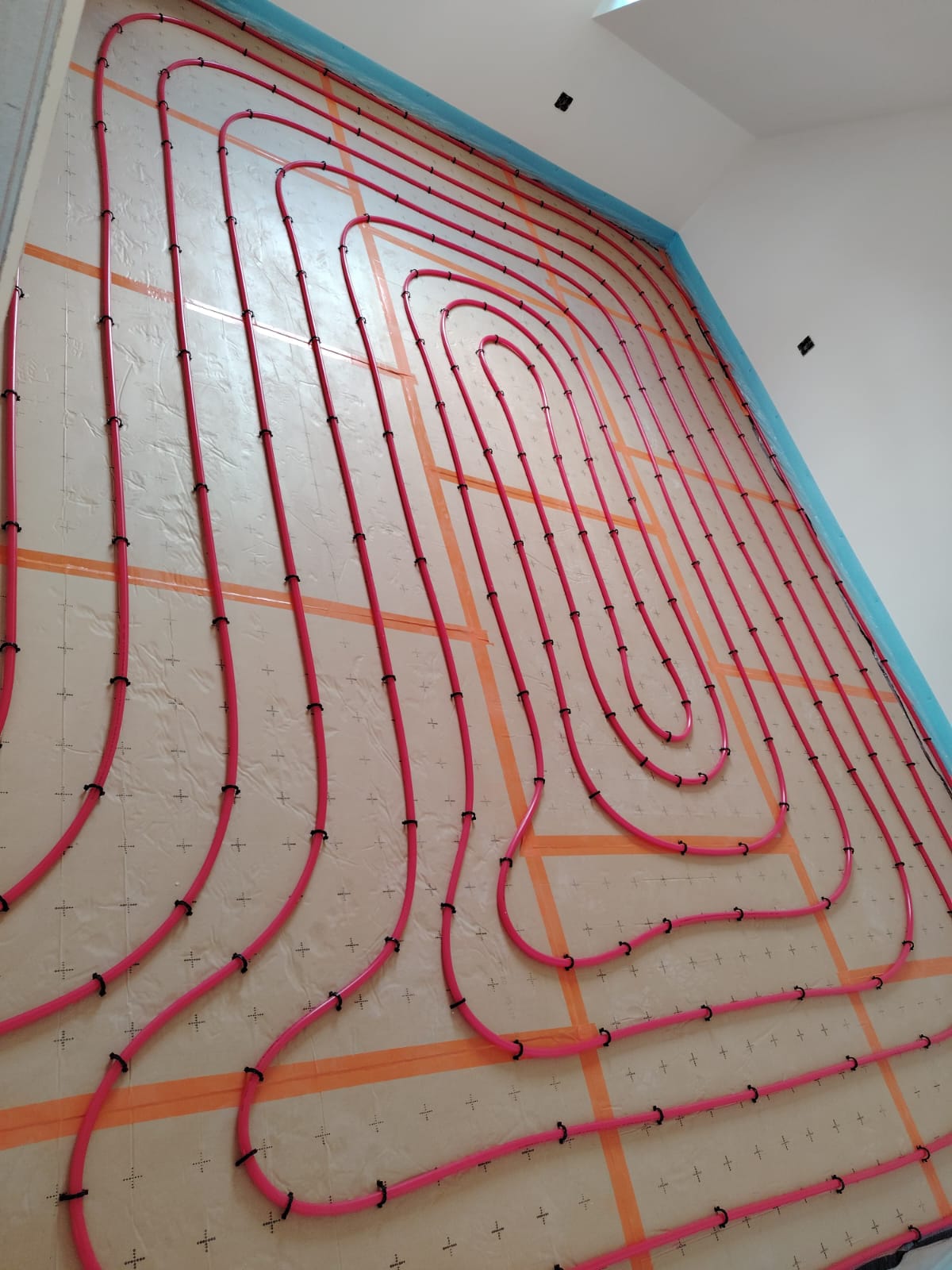 Plancher chauffant mural — boucles PER grande hauteur