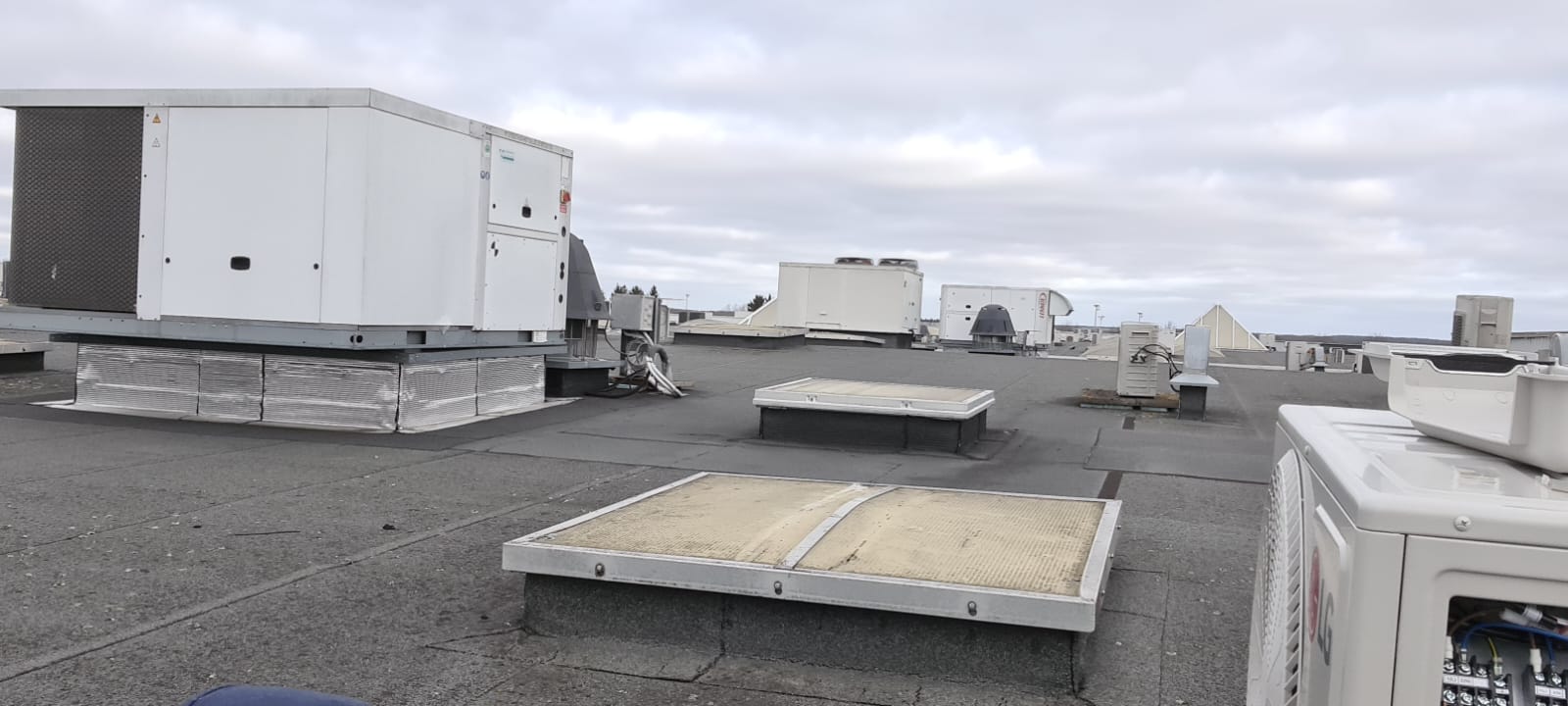 Toiture-terrasse — rooftops et groupes de climatisation