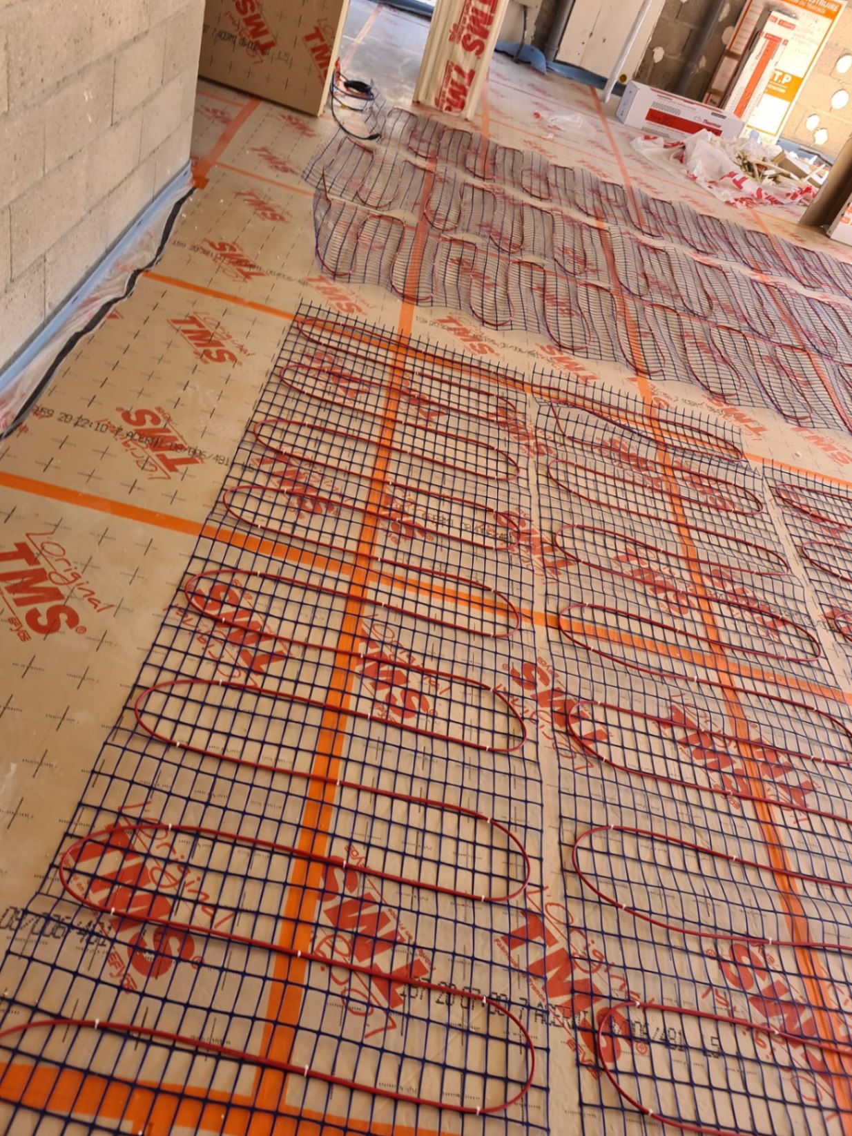 Plancher chauffant électrique — trame chauffante sur film TMS