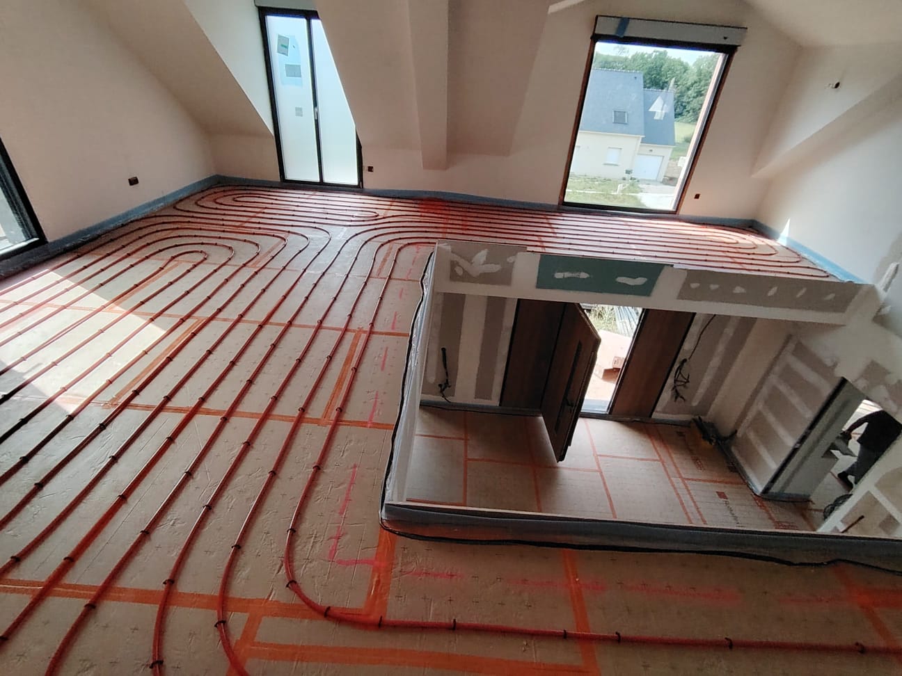 Plancher chauffant — pièce mansardée avec grandes baies