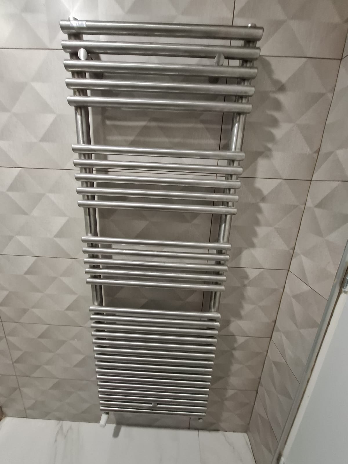 Sèche-serviettes inox — salle de bain rénovée
