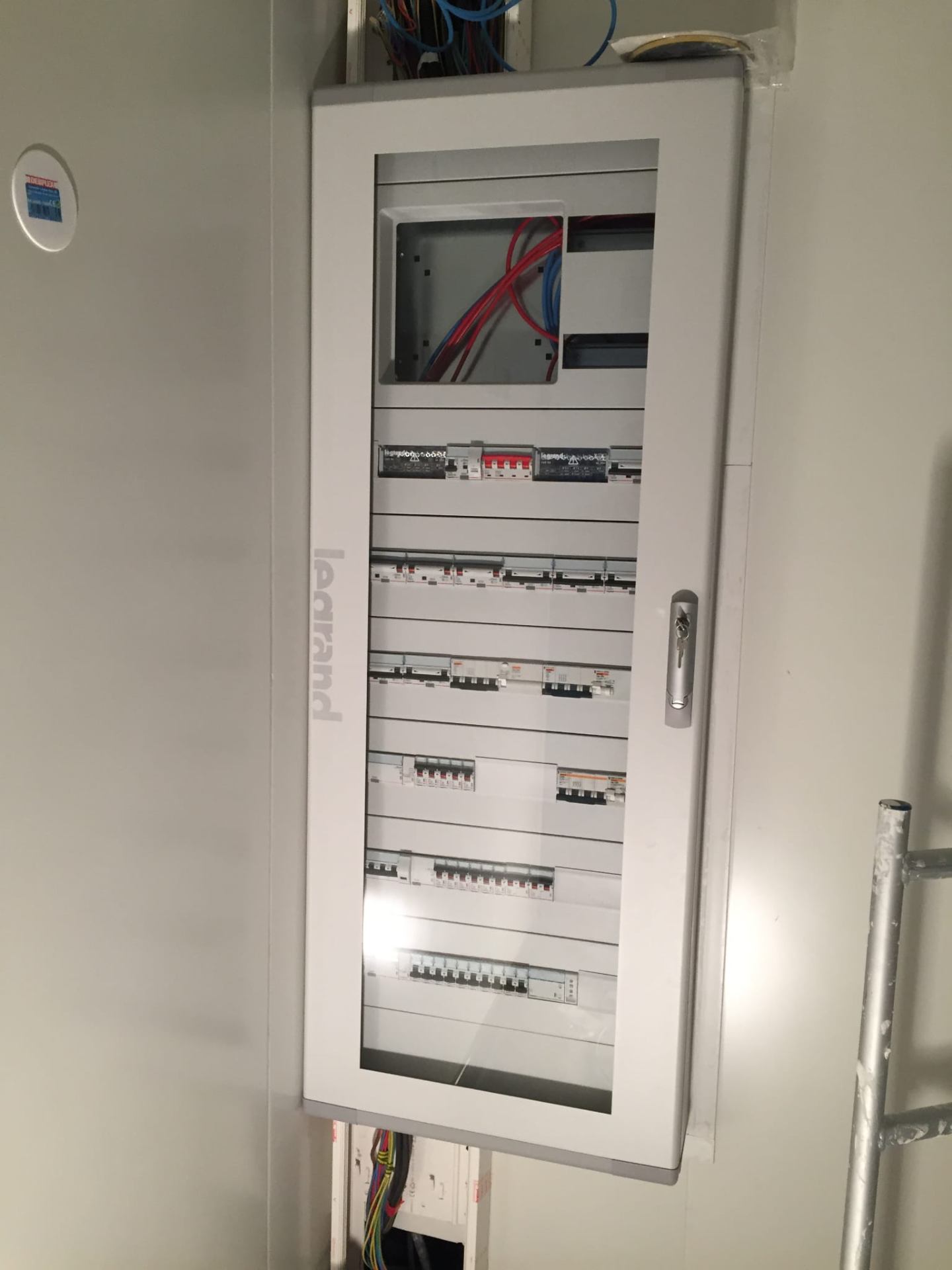 Armoire électrique Legrand fermée — tableau divisionnaire terminé