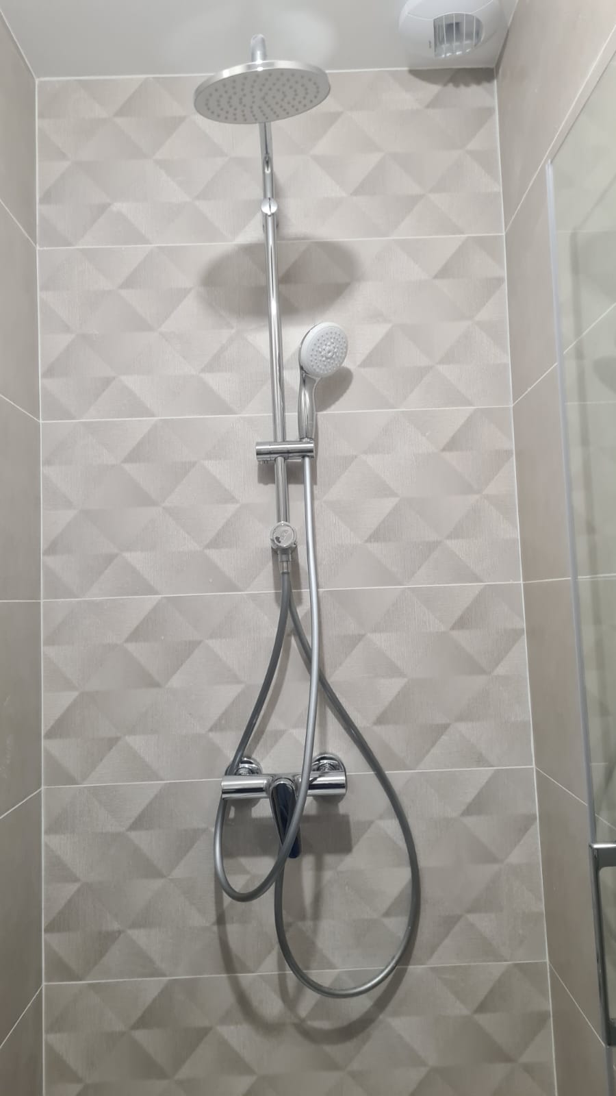 Colonne de douche thermostatique — ciel de pluie et douchette