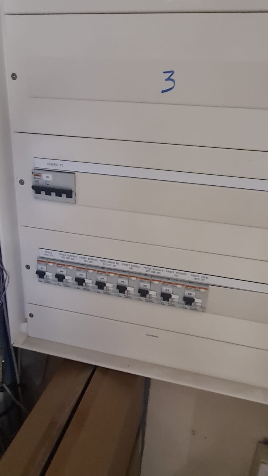 Tableau électrique tertiaire — protection bureaux et prises
