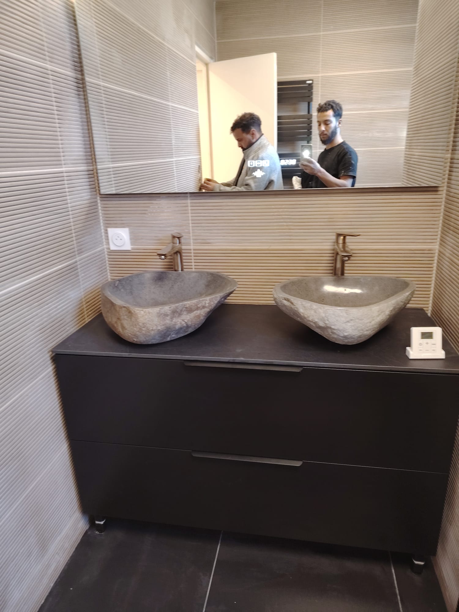 Salle de bain — double vasque en pierre naturelle et meuble suspendu