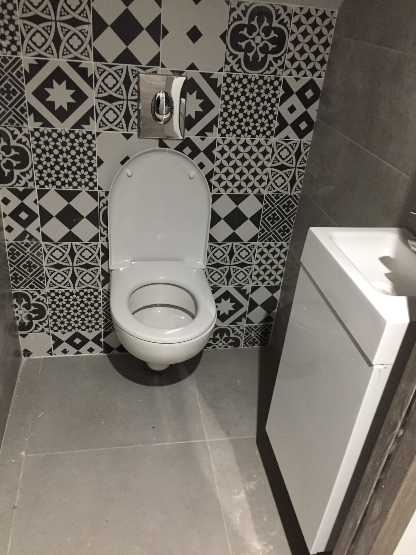 WC suspendu — habillage carreaux de ciment noir et blanc