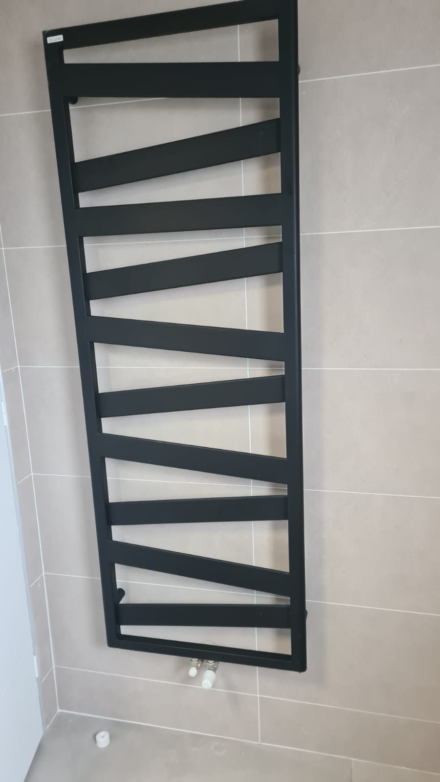Sèche-serviettes design noir mat — pose et raccordement