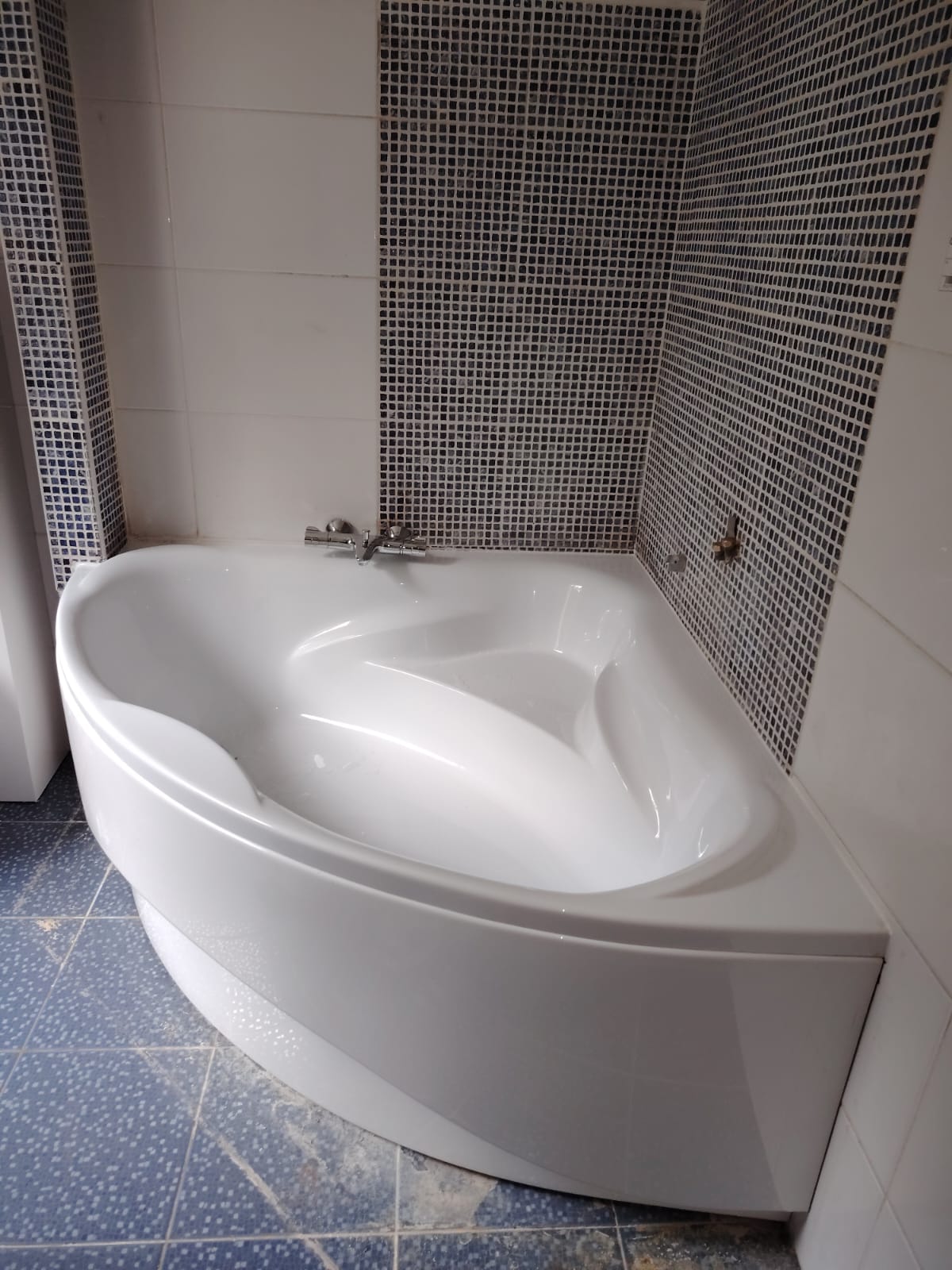 Baignoire d'angle — pose et raccordement mitigeur thermostatique